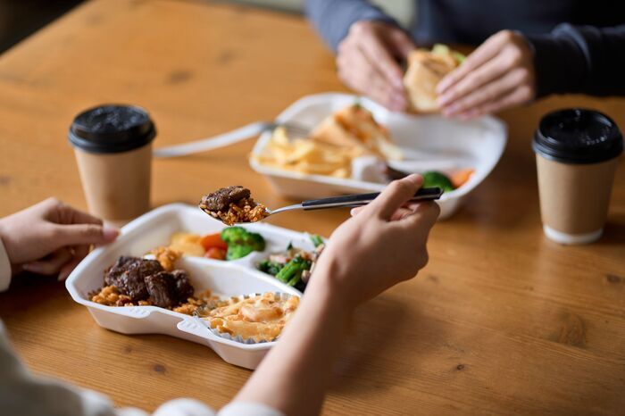 持ち帰ってすぐ食べないのは要注意！？テイクアウトやデリバリーで絶対に守りたい3つの鉄則【食中毒対策】 