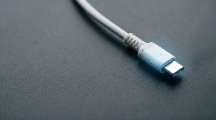 出先の「充電ケーブル」