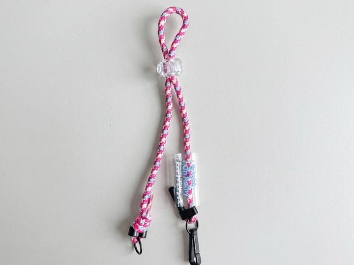 雨の日の長傘の持ち運びストレスを解消する、3COINSの「傘ストラップ（税込330円）」を紹介。カバンに傘を取り付けて両手をフリーにでき、傘立てでの目印にもなる高コスパな便利グッズです。