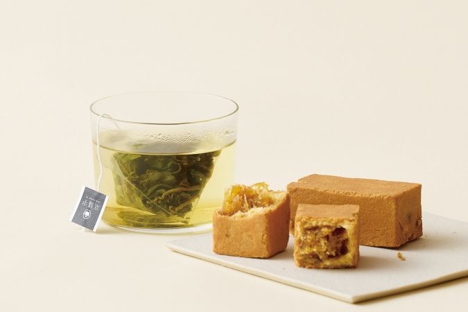 「阿里山キンセン茶」（3g×15袋3,001円）、 「パイナップルケーキ」（5個入り2,101円）