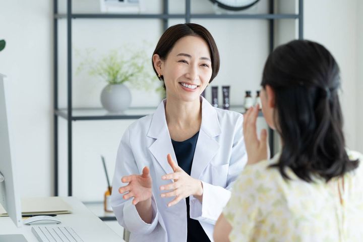 女性の診察をする医師