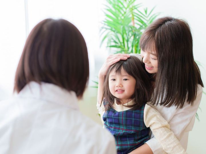 【小児科医が回答】手足口病は「子どもがよくかかる病気」というイメージがありますが、感染者が急増する今、正しく知っておきたいポイントも。症状の特徴や注意すべきサインを、症例に詳しい医師が解説します。（※画像：Shutterstock.com）