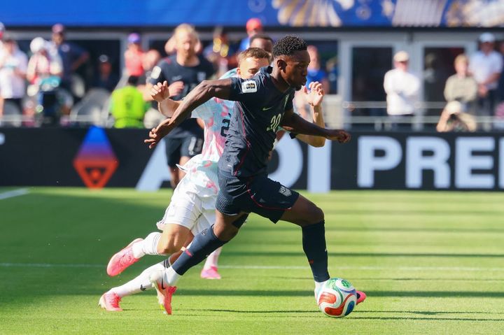 サッカーW杯決勝トーナメント2回戦・米国-ベルギー。前半、ボールを運ぶアメリカのフォラリン・バログン選手（手前、日本時間2026年7月7日、アメリカ・シアトル）