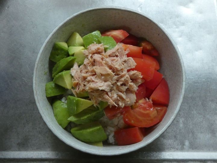 5分で完成！「ツナとアボカドの一汁三菜ボウル」