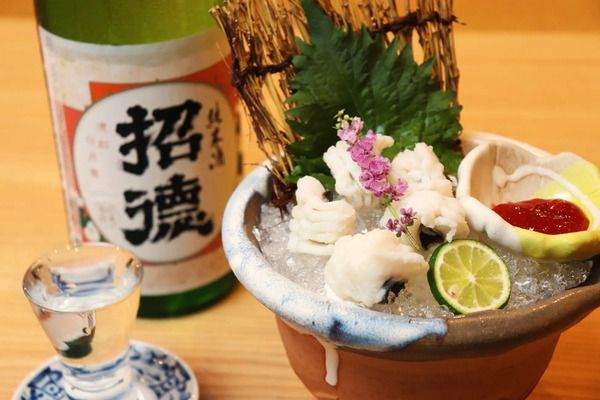 【大阪府大阪市】牡蠣と海鮮 にほんいち 堺筋本町店「鱧の湯引き」の注文で、純米酒「招徳」をサービス