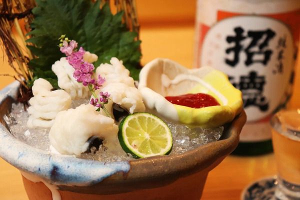 【大阪府大阪市】牡蠣と海鮮 にほんいち 堺筋本町店「鱧の湯引き」の注文で、純米酒「招徳」をサービス