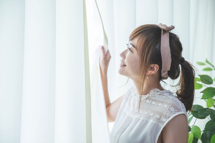 朝起きてすぐに太陽の光を浴びること