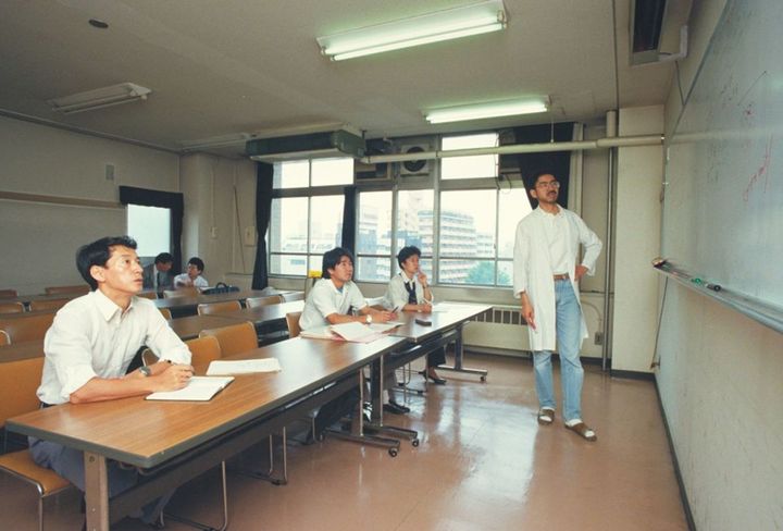 細胞培養実験の講義（左から毛利さん、土井さん、向井さん。1992年）
