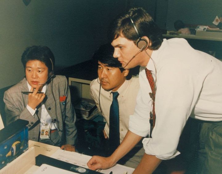 地上より毛利さんを支援する向井さんと土井さん（1992年）