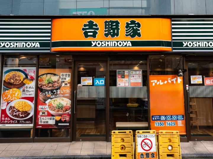 吉野家公式Xは7月7日に投稿を更新。完売した「ドラクエウォークコラボセット」の追加予約販売を開始したと発表し、話題を集めています。（サムネイル画像出典：PIXTAより）