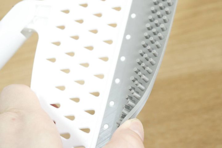 ワイパーほうきのヘッド部分。指でドット状の凹凸面を触っている。