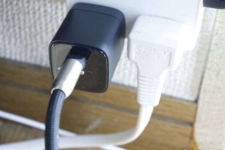 ダイソーGaN充電器をコンセントに差し込み充電ケーブルを接続