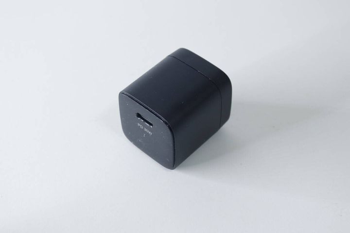 ダイソーGaN充電器本体のUSB-Cポート側を斜めから