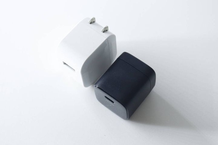 白い充電器とダイソーGaN充電器を並べたサイズ比較
