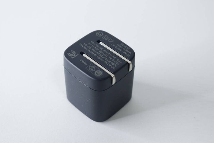 ダイソーGaN充電器本体の収納型プラグ部分を斜めから