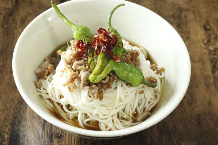 そうめんの上にひき肉とピーマンが盛り付けられた料理