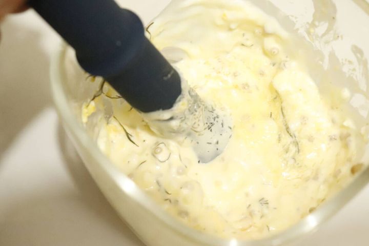 簡単そぼろメーカーのマッシャー部分でタルタルソースを混ぜている