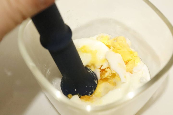 簡単そぼろメーカーのマッシャー部分で茹で卵を潰している