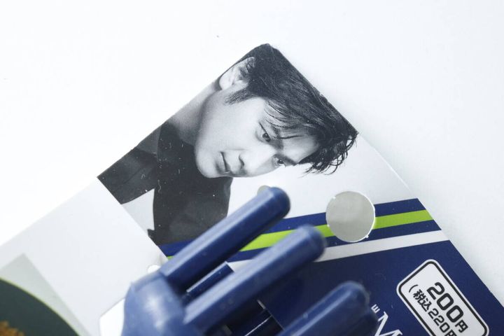 ダイソー簡単そぼろメーカーのパッケージに写る速水もこみち