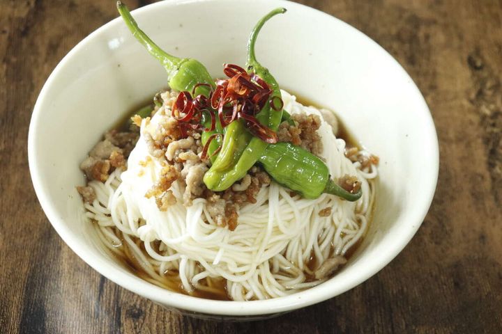 そぼろとピーマンがトッピングされたそうめんの完成写真