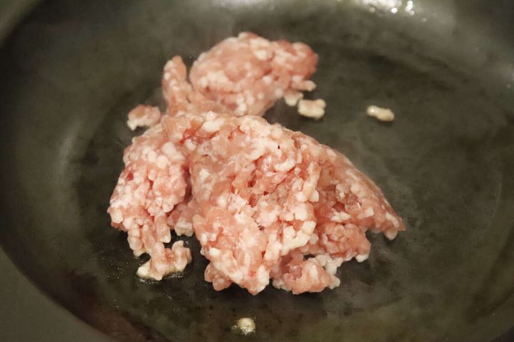 フライパンで炒める前の塊になった豚ひき肉