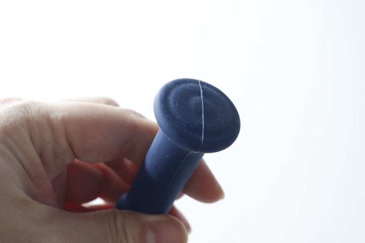 簡単そぼろメーカーの持ち手部分にあるマッシャーの平らな面