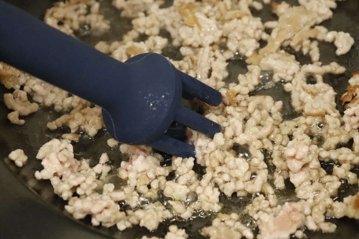 簡単そぼろメーカーでフライパンのひき肉をほぐしている様子