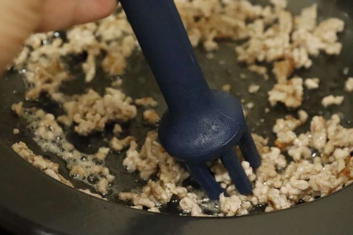 簡単そぼろメーカーでひき肉を細かくほぐしている調理中の様子