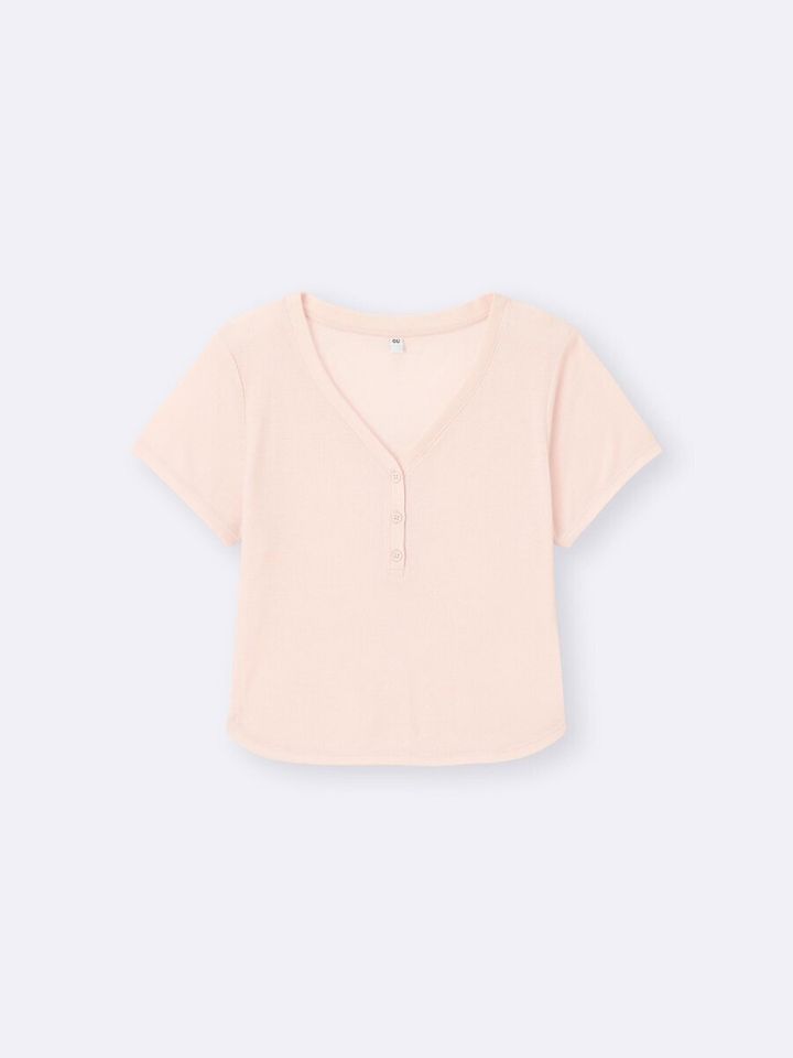 淡いピンクのヘンリーネック半袖シアートップス