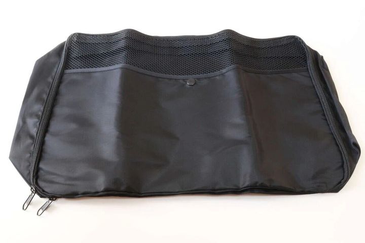 黒いトラベル収納ケースが広げられた状態