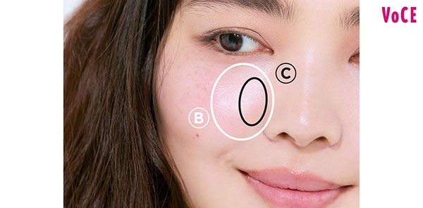 頬の内側にツヤを盛り、イキイキと若々しい印象に