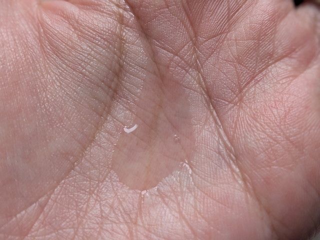 ドクターシーラボ クリニピールエッセンスのテクスチャーを手のひらに出した様子。透明な水のようなテクスチャー