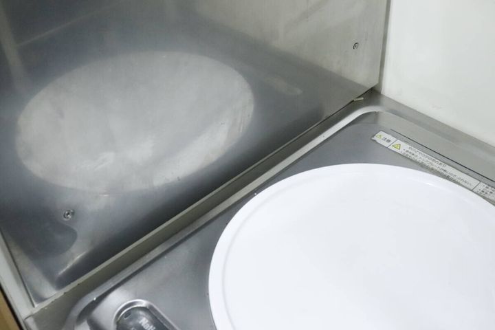 油汚れで曇っているキッチンのステンレス壁面とコンロ