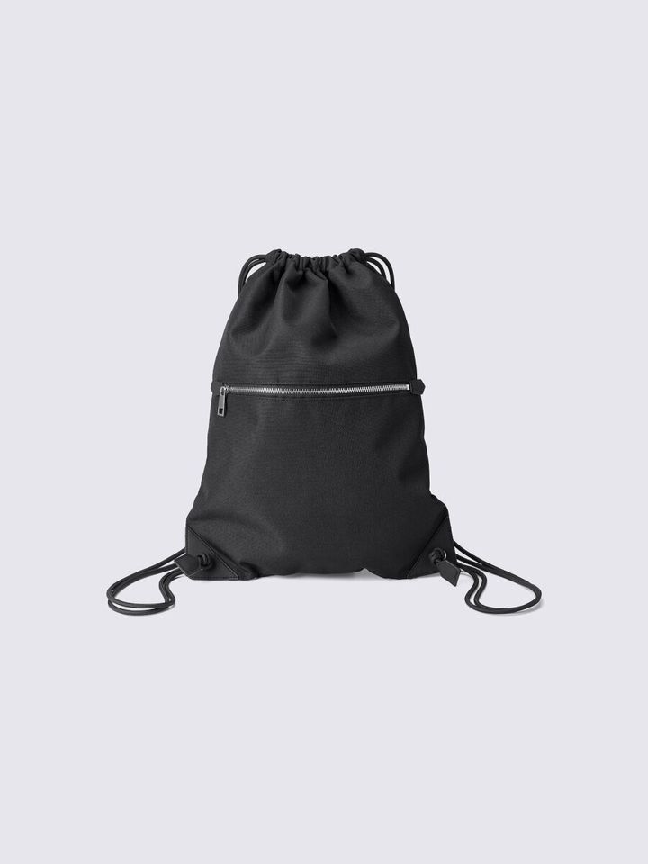 ファスナーポケット付きのシンプルな黒いナップサック