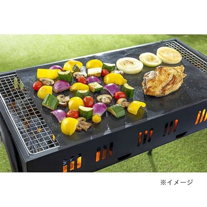 バーベキューグリルシートの上で鶏肉や野菜を焼いている様子