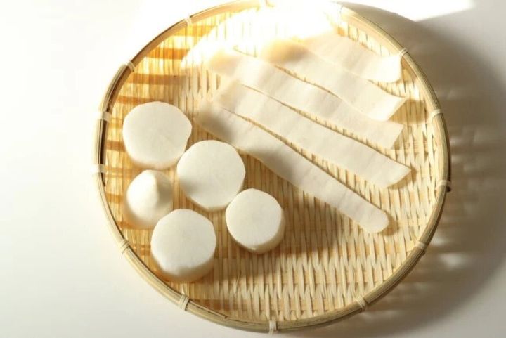 竹ざるの上に並べられた輪切りと短冊切りの大根