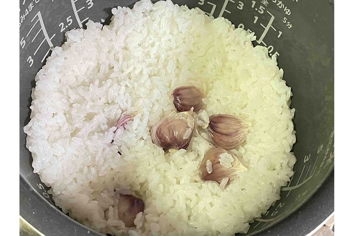新ニンニクおすすめの食べ方が、炊き込みごはん。味付けは塩のみ。1かけずつほぐし、皮ごと炊き込み、炊き上がったら皮を取り除けばOK！
