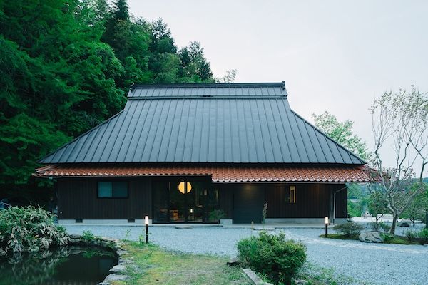 【広島県北広島町】一棟貸し古民家宿「hitaru 石橋邸」に、築100年超の蔵を再生したサウナが誕生
