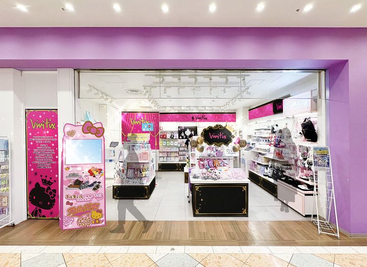 「Sanrio Shop 55th Anniversary 平成にタイムスリップ？！ Vivitixテーマストア」 店内装飾