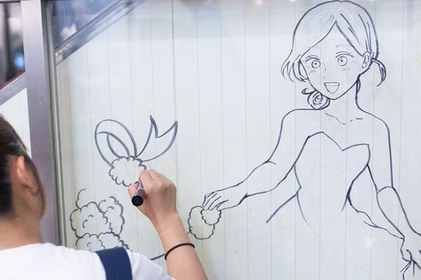 【神奈川県横浜市】新連載開始！閉館する映画館「ムービル」の壁が一棟まるごと『週刊マンガ雑誌』になる