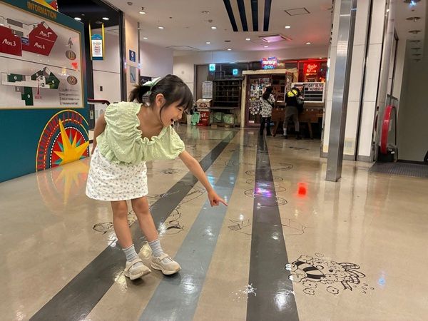 【神奈川県横浜市】新連載開始！閉館する映画館「ムービル」の壁が一棟まるごと『週刊マンガ雑誌』になる