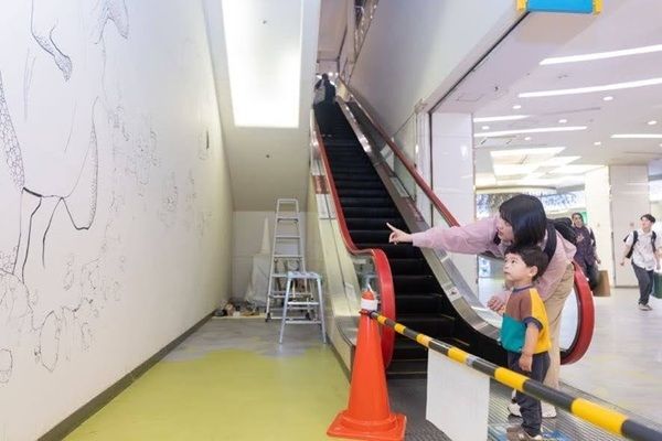 【神奈川県横浜市】新連載開始！閉館する映画館「ムービル」の壁が一棟まるごと『週刊マンガ雑誌』になる