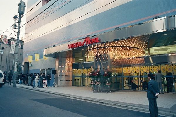 【神奈川県横浜市】新連載開始！閉館する映画館「ムービル」の壁が一棟まるごと『週刊マンガ雑誌』になる