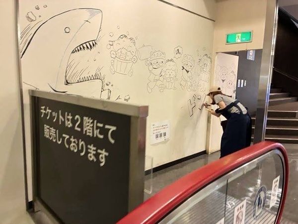 【神奈川県横浜市】新連載開始！閉館する映画館「ムービル」の壁が一棟まるごと『週刊マンガ雑誌』になる