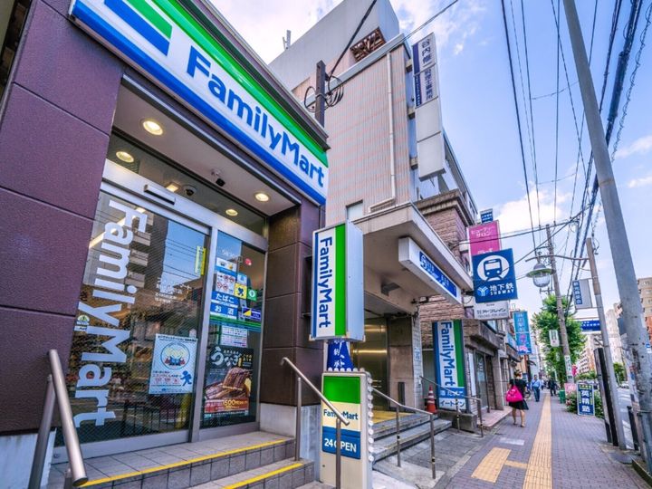 ファミリーマート公式Xは7月8日に投稿を更新。フジロックフェスティバル2026とコラボしたサコッシュやソックスの新登場を発表し、話題を集めています。（サムネイル画像出典：PIXTAより）