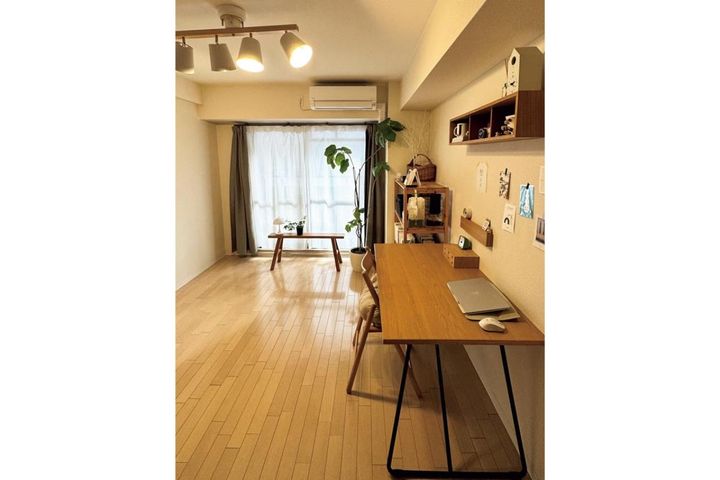 無印良品でほぼ統一のシンプル部屋。離婚を機に8割手放したじゅんさんが「持たない暮らし」を続ける理由