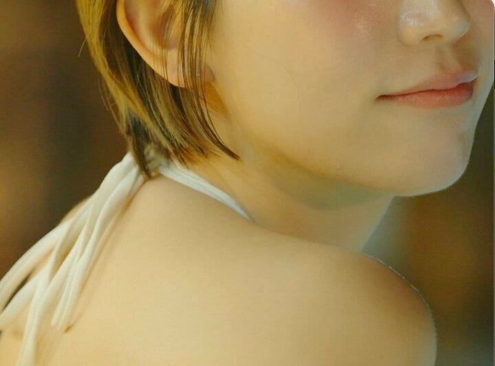 「この美女は誰？」夜のプールで“激変”するスレンダー美人タレントが電撃復活！