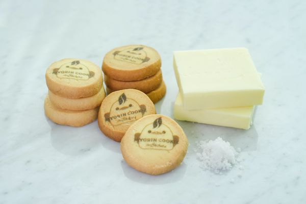【愛知県名古屋市】シェ・シバタ×ぴよりんがコラボしたバタークッキー缶を発売。名古屋土産にもおすすめ