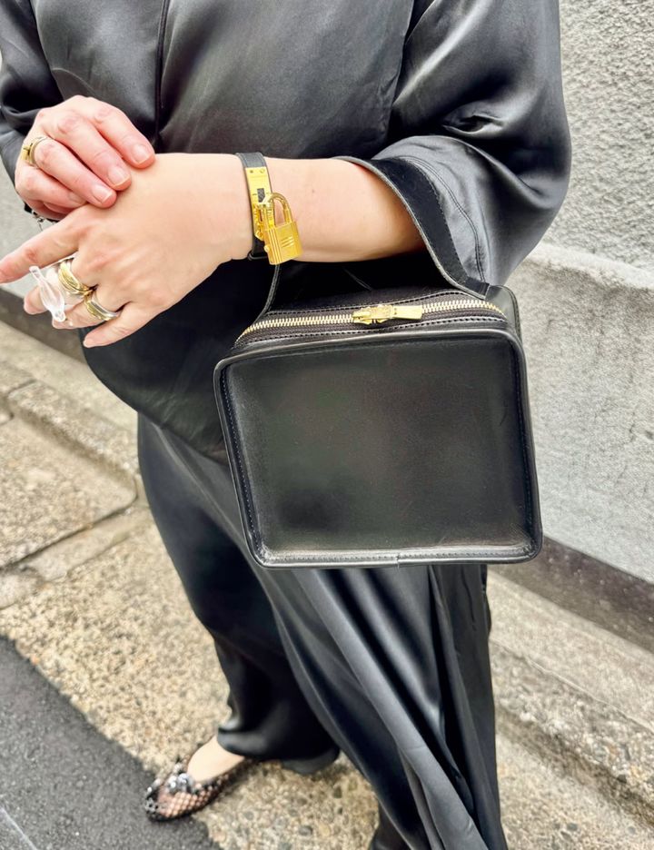 「ボックス型のコロッとした形が好み。アクセ感覚で持てて、着こなしのアクセントに」バッグ／ライフスタイリスト