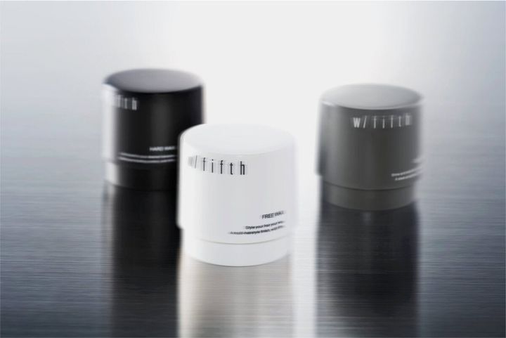 株式会社 b-ex（ビーエックス）から、新メンズスタイリングブランド「w/fifth（ウィズフィフス）」が登場。原宿・渋谷・表参道エリアを中心に全国17店舗を展開するメンズサロン「fifth」と共同開発したヘアスタイリング剤が、6月29日（月）より全国のロフトにて順次先行発売される（一部店舗を除く）